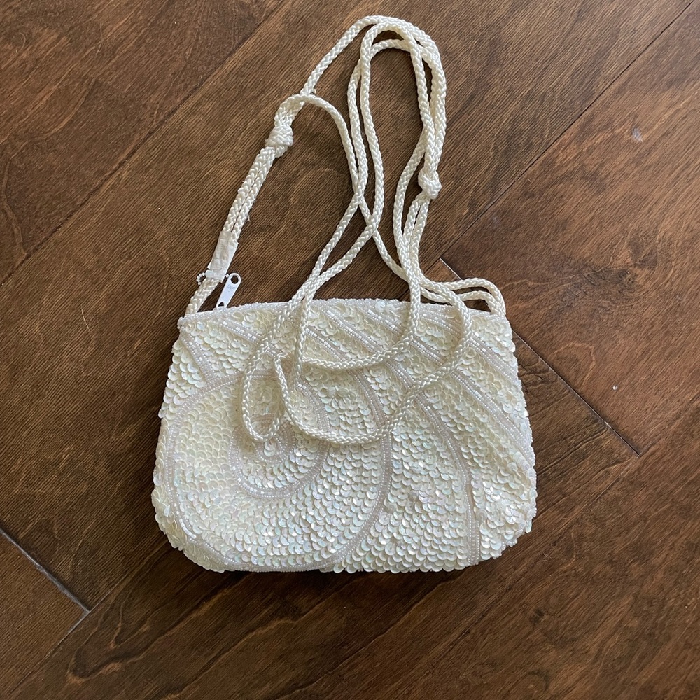 Adorable bridal clutch 🤍🤍  ! Sequin holographic vintage